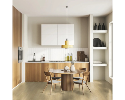 Světlá kuchyně s dřevěnými prvky, jídelní stůl a závěsné svítidlo