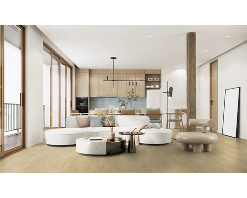 Světlý obývací pokoj s pohovkou, konferenčním stolkem, židlí a kuchyňským koutem.