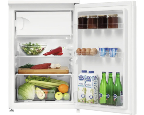 Otevřená lednice plná potravin, jako je zelenina, ovoce, mléčné výrobky a konzervy