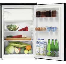 Otevřená lednice s potravinami