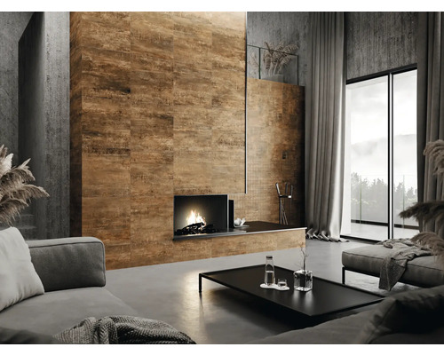 Světlý obývací pokoj s obloženou stěnou, krbem a moderním nábytkem.