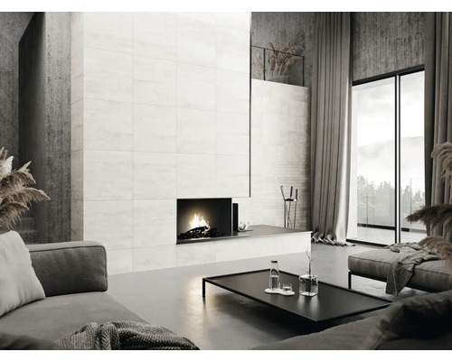 Světlý obývací pokoj s moderním krbem a velkými dlaždicemi