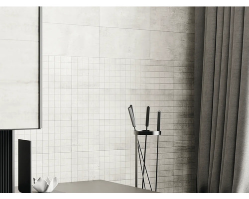 Světlá místnost s keramickými obkládačkami se vzhledem kamene, náznak krbu a závěsy