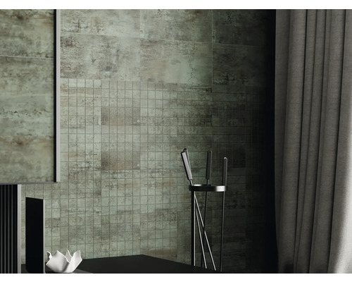 Nástěnná dekorace s mozaikovými a keramickými obklady v interiéru