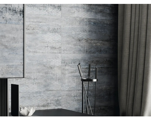 Design stěny s obdélníkovými dlaždicemi ve vzhledu kamene a závěsem