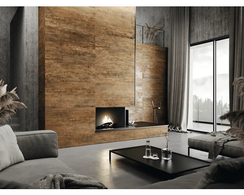 Obývací pokoj s pohovkou, konferenčním stolkem, krbem a obloženou stěnou