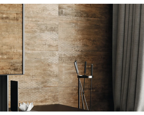 Nástěnná dekorace s keramickými obklady ve vzhledu dřeva a šestiúhelníkovými vzory.