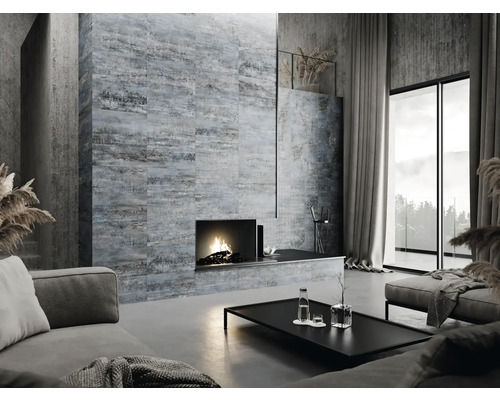 Obývací pokoj s pohovkou, konferenčním stolkem, krbem a obkladem stěn v moderním designu.