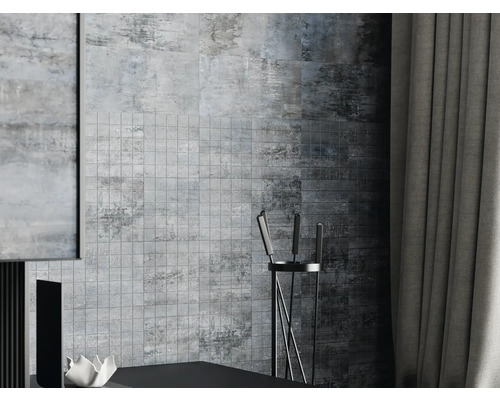 Dekorativní interiér s obklady s kamenným vzhledem, mozaikovými obklady a závěsy.