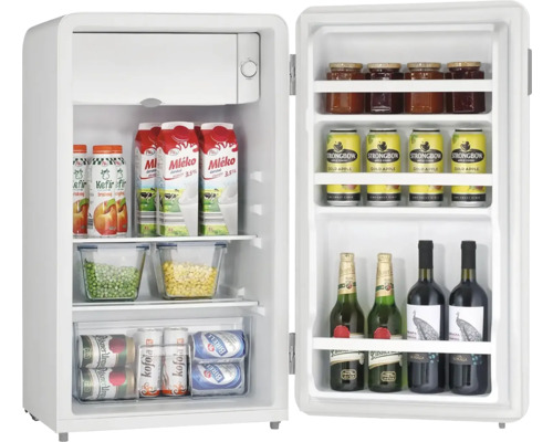 Plná chladnička s nápoji a potravinami