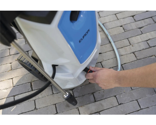 Vysokotlaký čistič Eurom s přípojkou vody na dlažebních kostkách