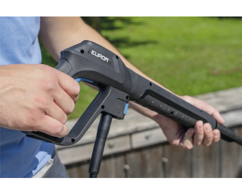 Pistole tlakové myčky v ruce