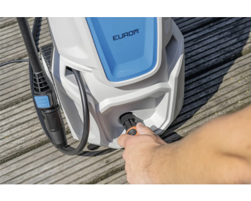 Muž připojuje hadici k vysokotlakému čističi Eurom.