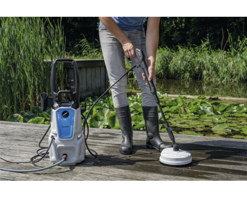 Vysokotlaký čistič s čističem ploch používaný na dřevěné terase