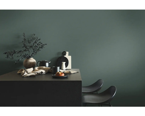 Zátiší s vázou, nádobím a židlemi před barevnou stěnou