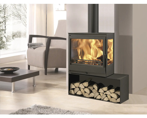 Krbová kamna s úložným prostorem na dřevo v obývacím pokoji