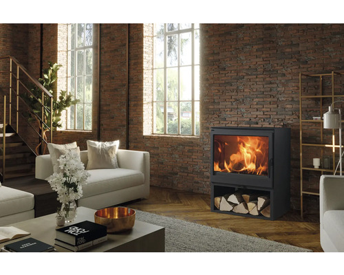 Obývací pokoj s kamny, poleny a cihlovou zdí