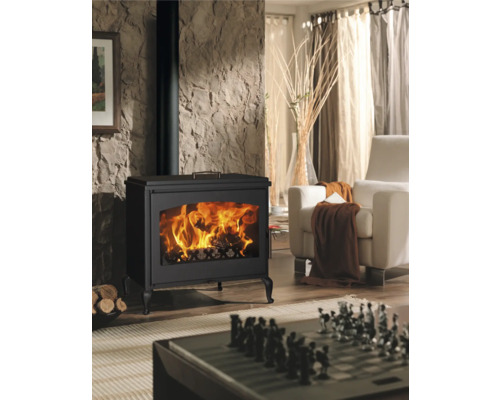 Obývací pokoj s kamny, křeslem a šachovnicí na stole