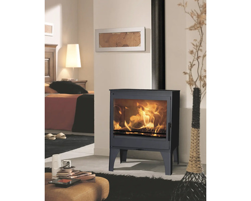 Krbová kamna v obývacím pokoji s hořícím ohněm