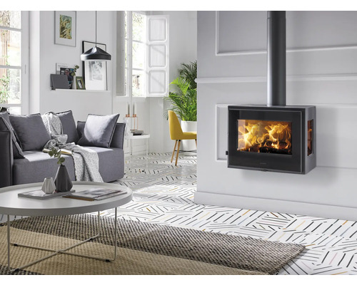 Moderní obývací pokoj s nástěnným krbem a šedou sedací soupravou