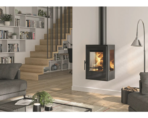 Obývací pokoj s nástěnným krbem, schodištěm a knihovnou pro útulnou atmosféru.