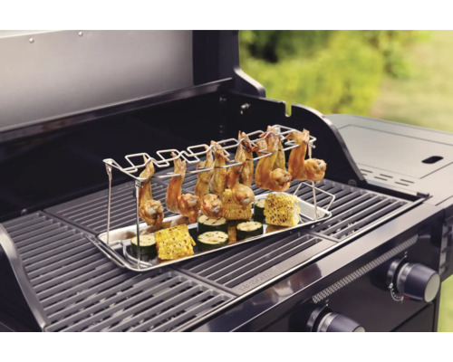 Gril s kuřecími křídly a zeleninou v držáku