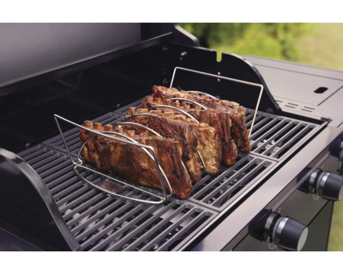 Plynový gril se žebírky v držáku na žebírka