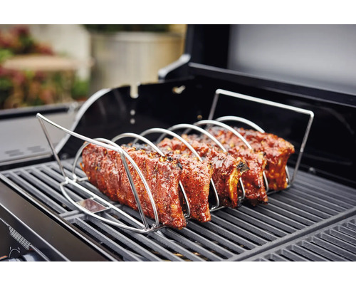 Žebra v držáku na žebra na grilu