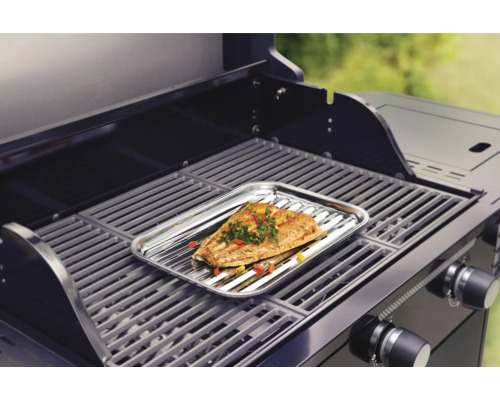 Gril s rybím filetem na talíři