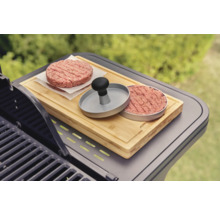 Lis na hamburgery s masovými karbanátky na krájecí desce