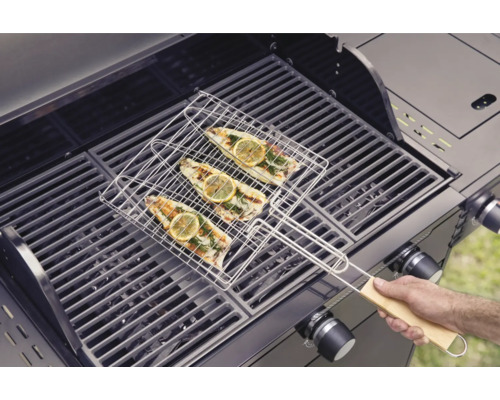 Ryba v grilovací kleci na plynovém grilu