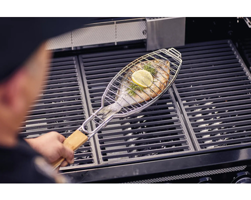 Ryba v grilovací koši na grilu