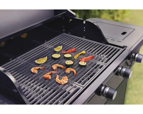 Gril s grilovací podložkou, krevetami, cuketou, paprikou a limetkami