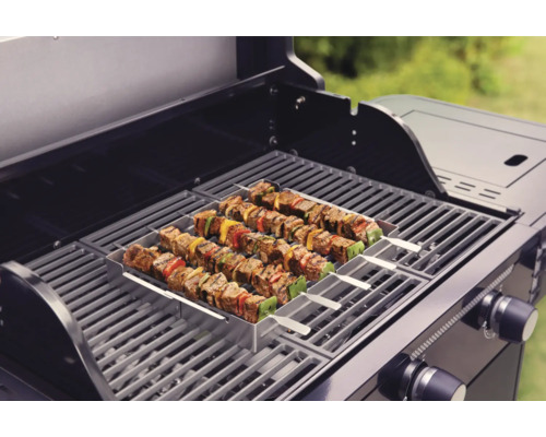 Gril se špízy v grilovací mřížce
