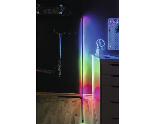 Rohová stojací lampa s vícebarevným světlem v pokoji pro mládež