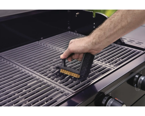 Čištění grilovací plochy grilovacím kartáčem