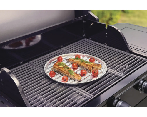 Gril s grilovaným jídlem na hliníkové fólii