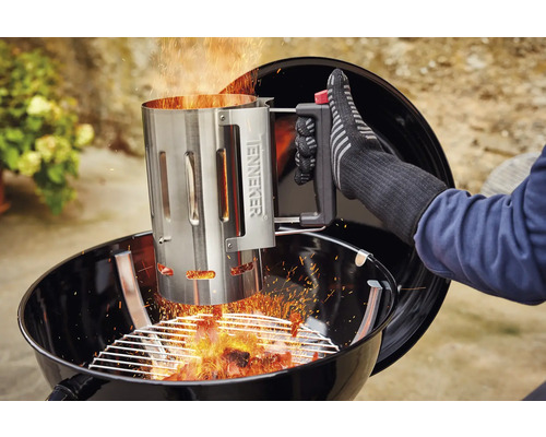 Podpalovač grilu nad grilem na dřevěné uhlí v akci