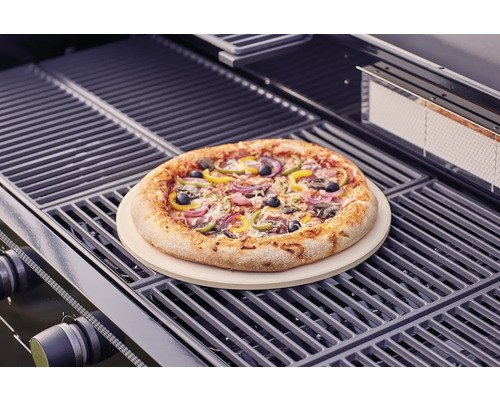 Pizza na kameni na pizzu na grilu