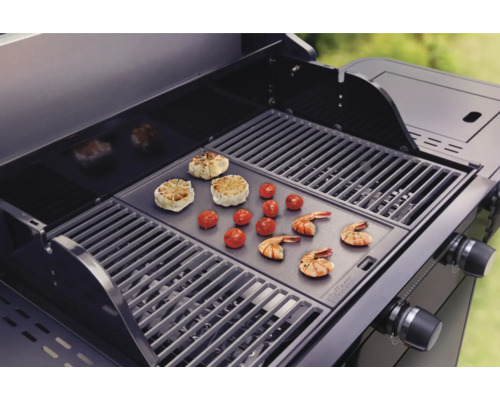 Gril s grilovanými potravinami, jako je česnek, rajčata a krevety.