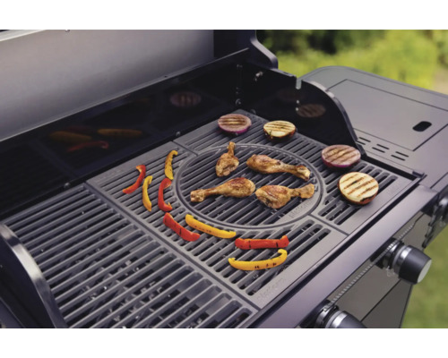 Gril s kuřecími paličkami, cibulí a paprikami na roštu