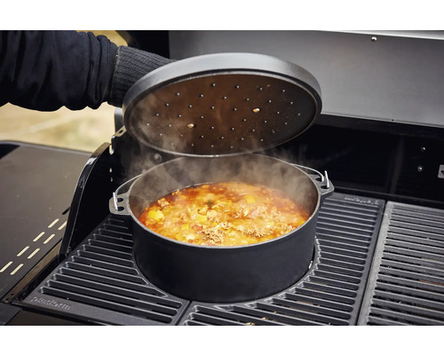 Hrnec s poklicí na grilu s jídlem uvnitř