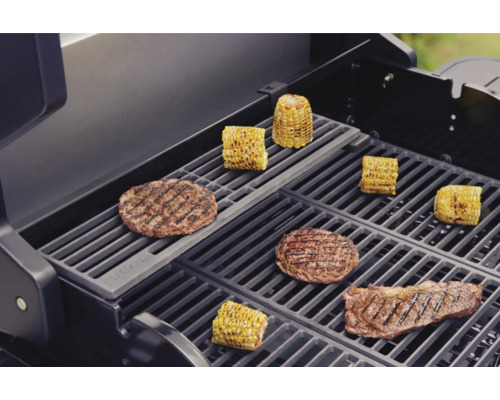 Gril s grilovanými pokrmy, jako jsou hamburgery, steaky a kukuřice