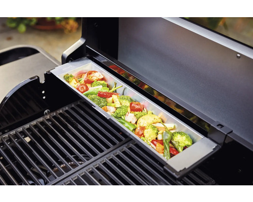 Zelenina v grilovací misce na grilovacím roštu