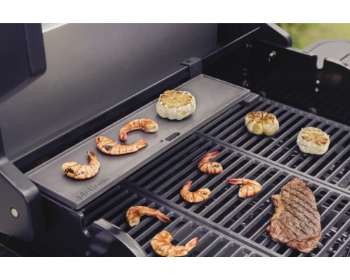 Gril s krevetami, česnekem a steakem