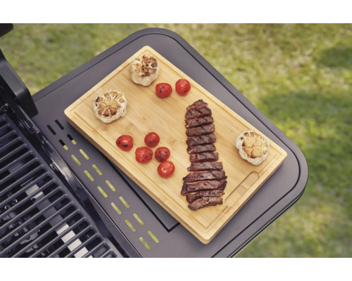 Gril s prkénkem na krájení, česnekem, rajčaty a nakrájeným steakem