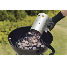 Osoba sype dřevěné uhlí z komínu na podpalování do grilu na dřevěné uhlí.