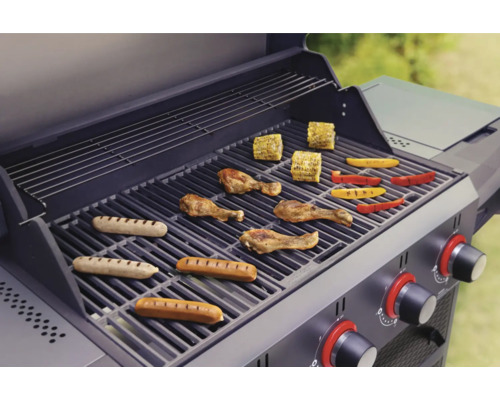 Gril s klobásami, kukuřicí, paprikou a kuřecími stehny