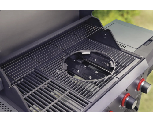 Gril s grilovacím roštem a ohřívacím roštem