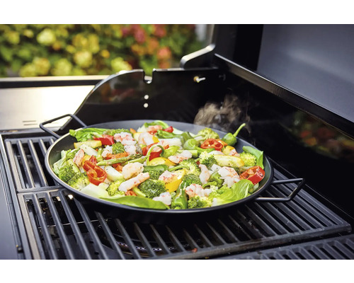 Zelenina a krevety v grilovací pánvi na grilu